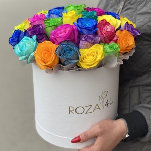 Радужные розы в шляпной коробке