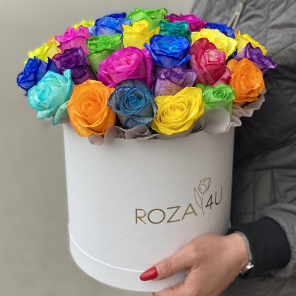 Радужные розы в шляпной коробке