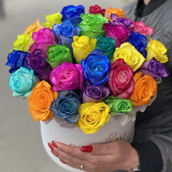 Радужные розы в шляпной коробке