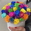Радужные розы в шляпной коробке