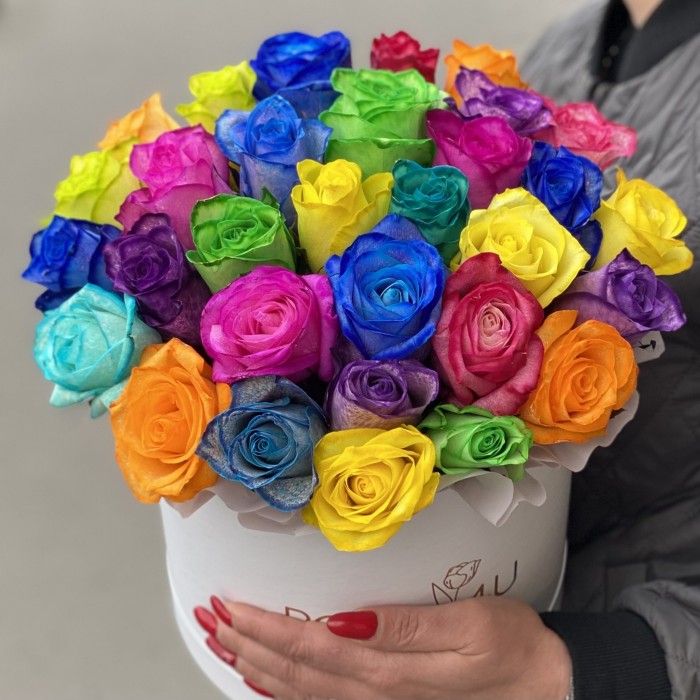 Радужные розы в шляпной коробке