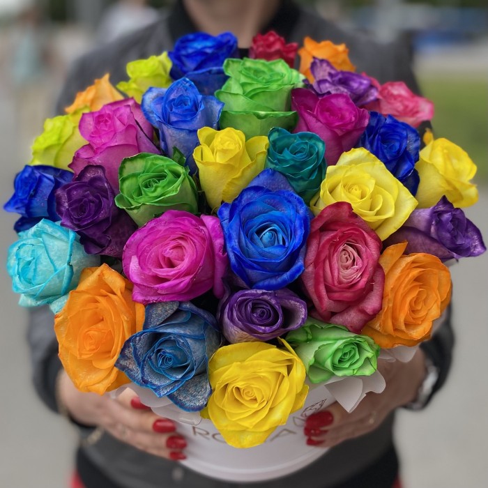 Радужные розы в шляпной коробке