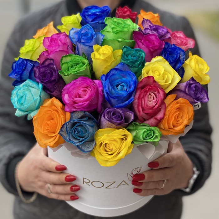 Радужные розы в шляпной коробке