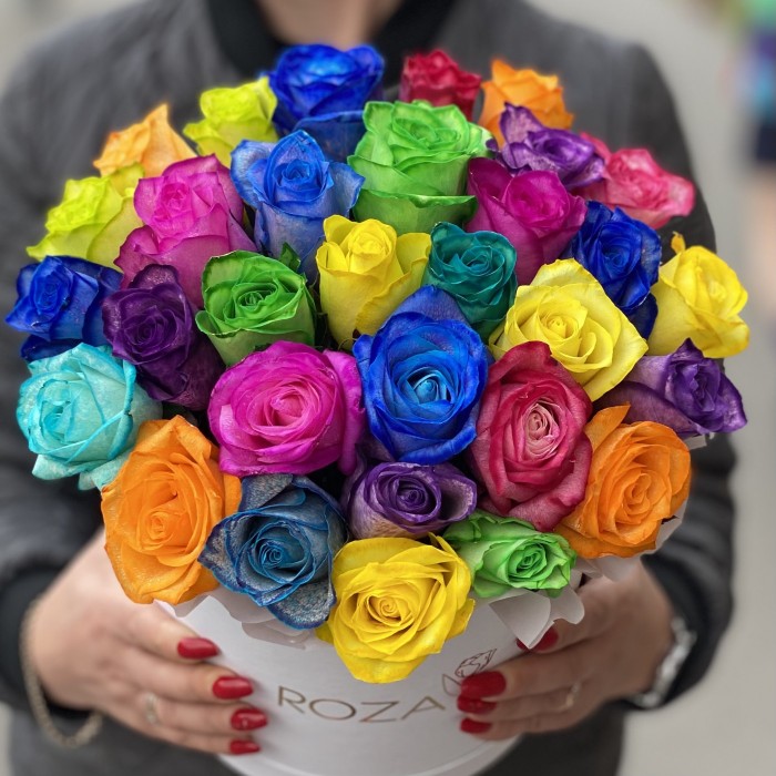 Радужные розы в шляпной коробке