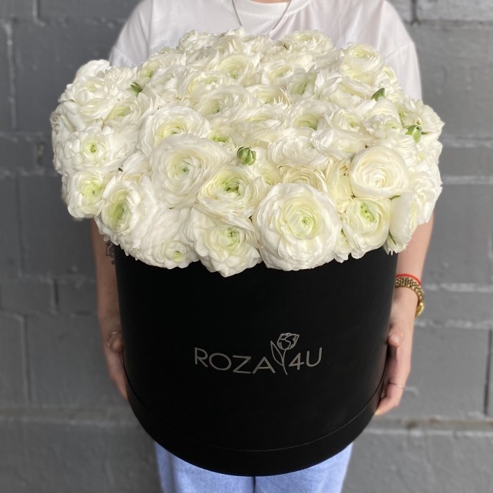 101 белый ранункулюс в коробке