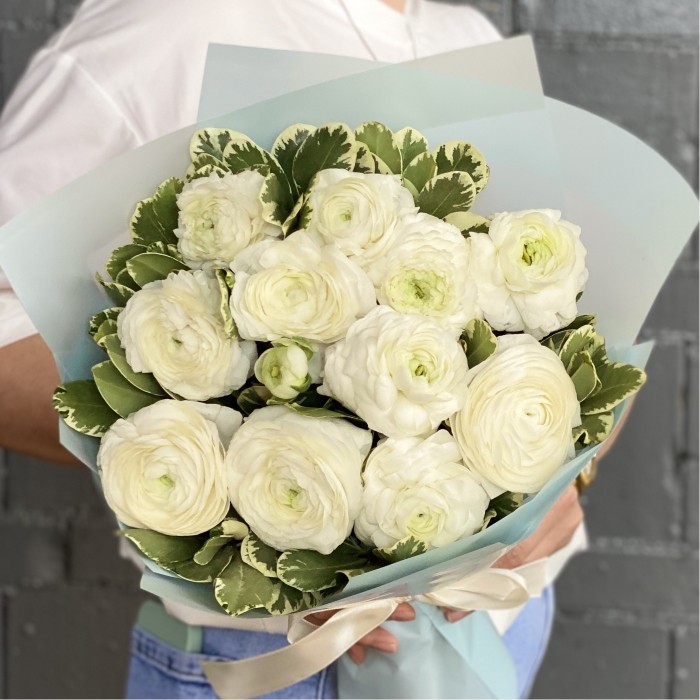 11 белых ранункулюсов