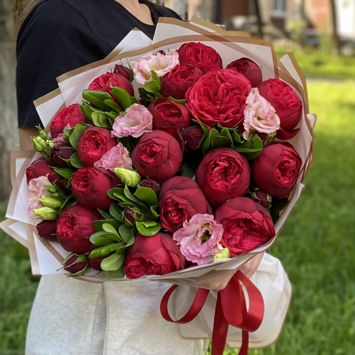 Букет кустовых пионовидных роз Рэд пиано и эустом