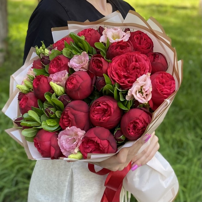 Букет кустовых пионовидных роз Рэд пиано и эустом