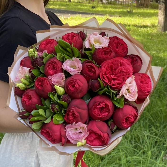 Букет кустовых пионовидных роз Рэд пиано и эустом
