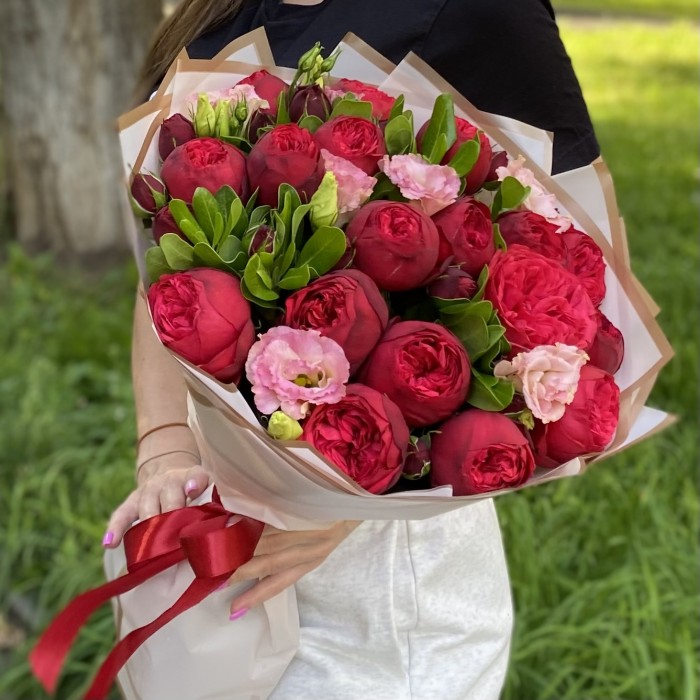 Букет кустовых пионовидных роз Рэд пиано и эустом