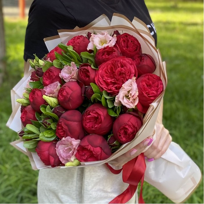 Букет кустовых пионовидных роз Рэд пиано и эустом