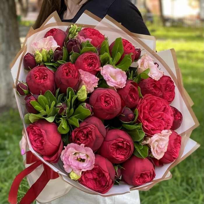 Букет кустовых пионовидных роз Рэд пиано и эустом