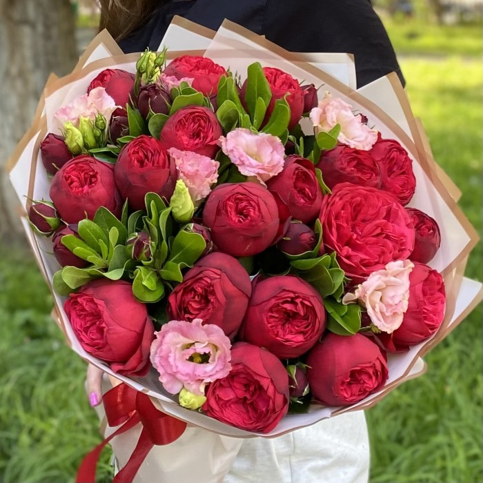 Букет кустовых пионовидных роз Рэд пиано и эустом