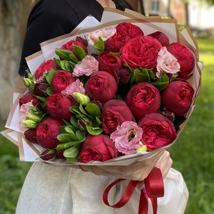 Букет кустовых пионовидных роз Рэд пиано и эустом
