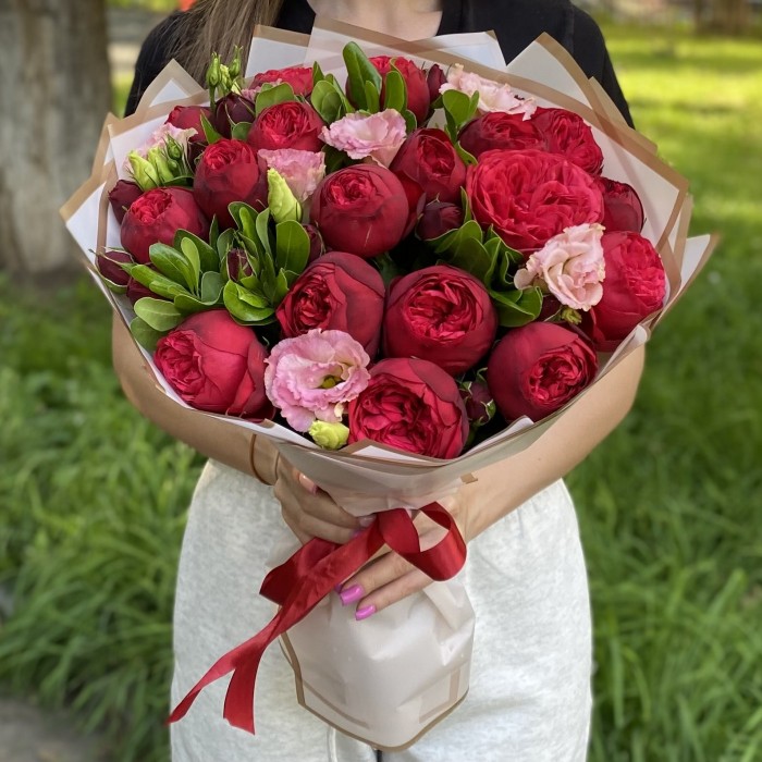 Букет кустовых пионовидных роз Рэд пиано и эустом