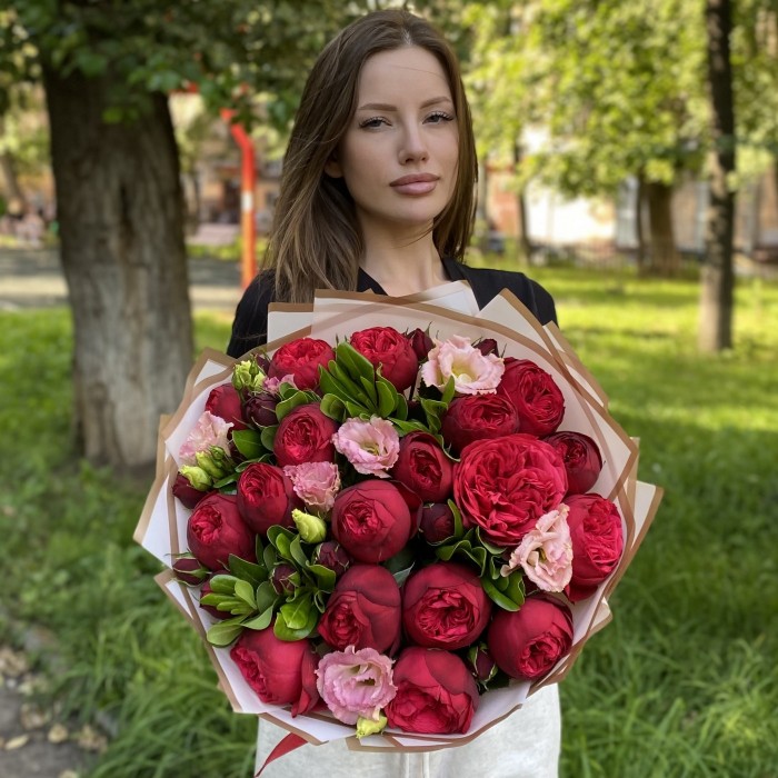 Букет кустовых пионовидных роз Рэд пиано и эустом