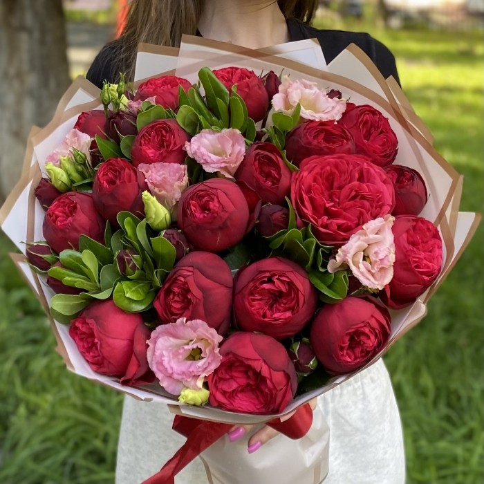 Букет кустовых пионовидных роз Рэд пиано и эустом