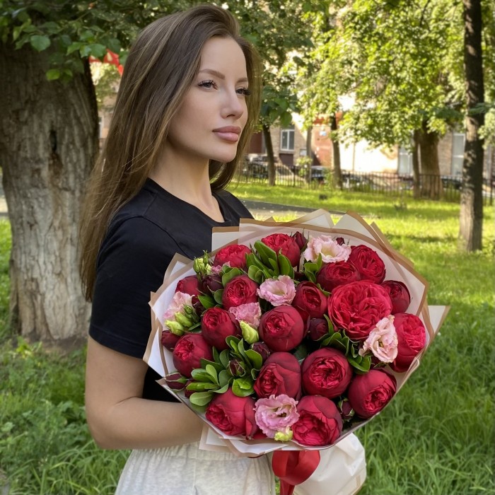 Букет кустовых пионовидных роз Рэд пиано и эустом