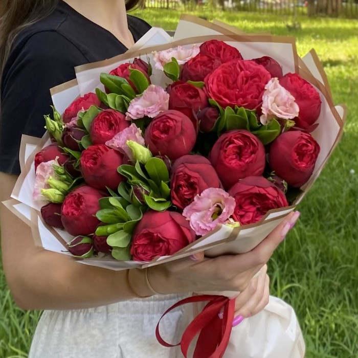 Букет кустовых пионовидных роз Рэд пиано и эустом