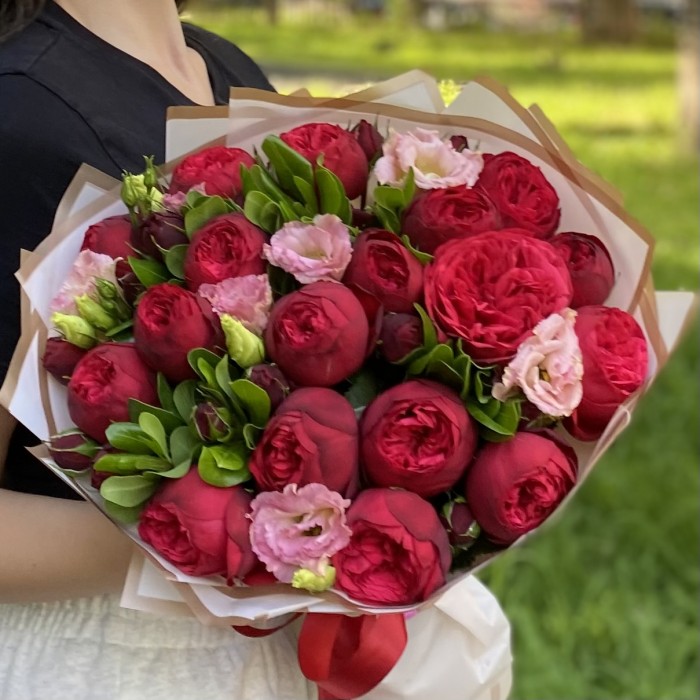 Букет кустовых пионовидных роз Рэд пиано и эустом