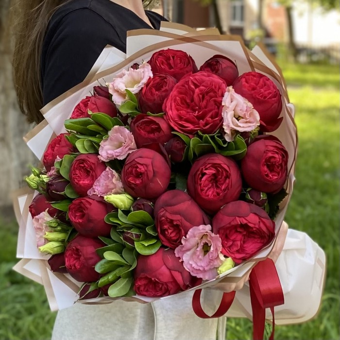 Букет кустовых пионовидных роз Рэд пиано и эустом