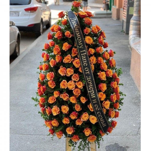 Ритуальный венок из живых цветов 130 см. № 55