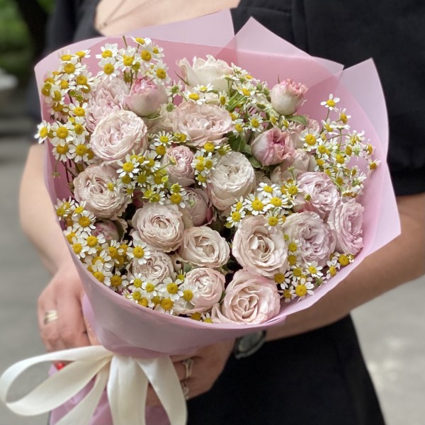 Букет из кустовых роз Энджел бомбастик с ромашкой