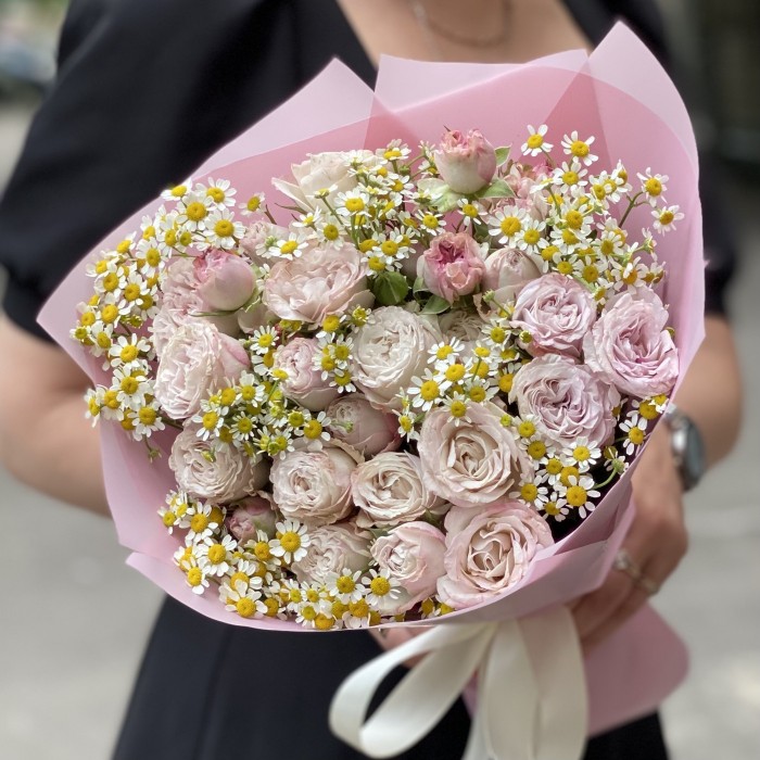 Букет из кустовых роз Энджел бомбастик с ромашкой