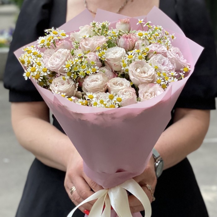 Букет из кустовых роз Энджел бомбастик с ромашкой