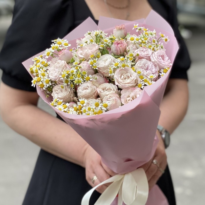 Букет из кустовых роз Энджел бомбастик с ромашкой