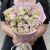 Букет из кустовых роз Энджел бомбастик с ромашкой