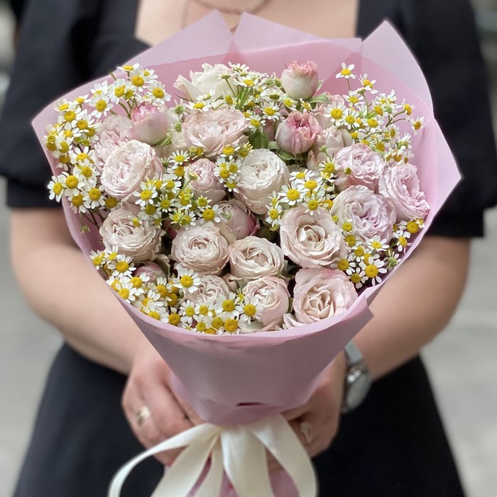 Букет из кустовых роз Энджел бомбастик с ромашкой