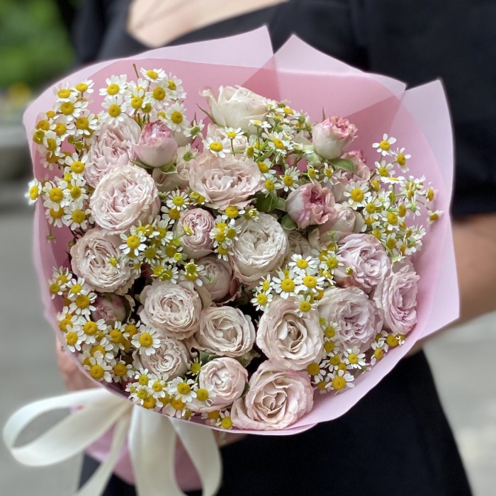 Букет из кустовых роз Энджел бомбастик с ромашкой