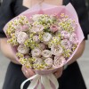 Букет из кустовых роз Энджел бомбастик с ромашкой