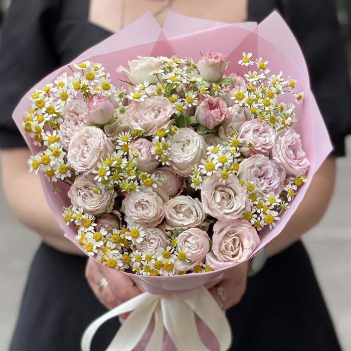Букет из кустовых роз Энджел бомбастик с ромашкой
