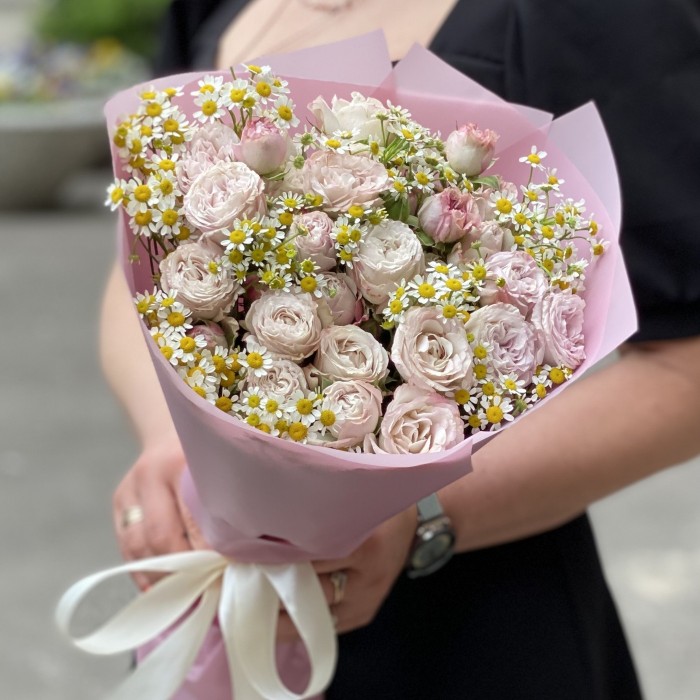 Букет из кустовых роз Энджел бомбастик с ромашкой