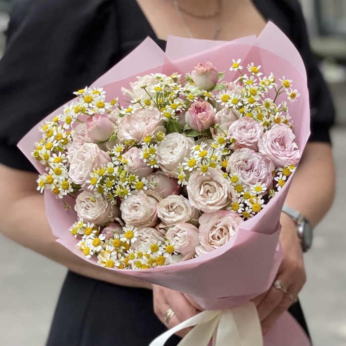 Букет из кустовых роз Энджел бомбастик с ромашкой