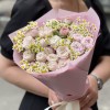 Букет из кустовых роз Энджел бомбастик с ромашкой