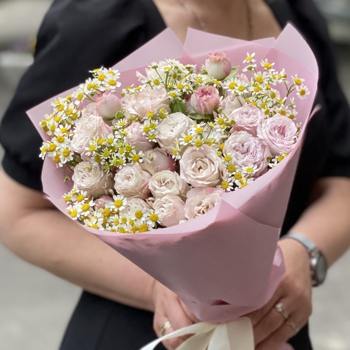 Букет из кустовых роз Энджел бомбастик с ромашкой