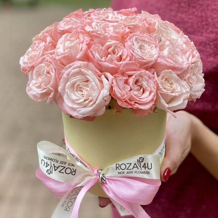 Пионовидные розы в коробке Мадам Бомбастик (Madam Bombastic)