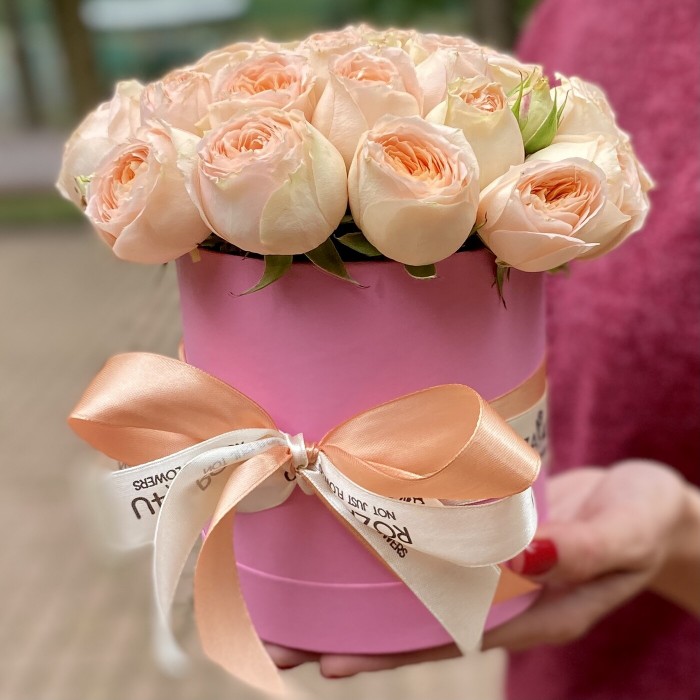 Пионовидные розы в коробке светлые