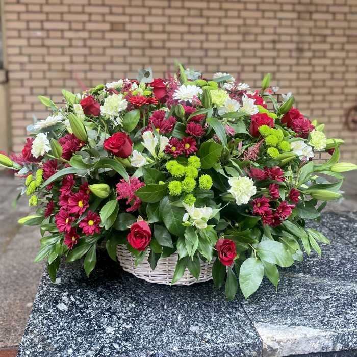 Большая яркая корзина цветов