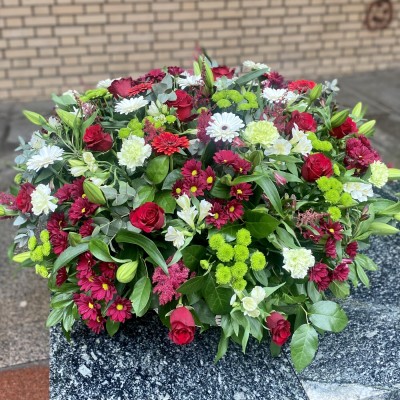 Большая яркая корзина цветов