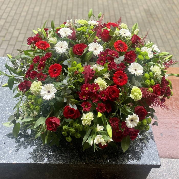 Большая яркая корзина цветов