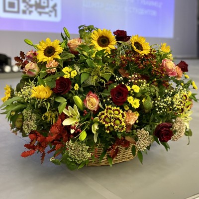 Большая корзина с цветами