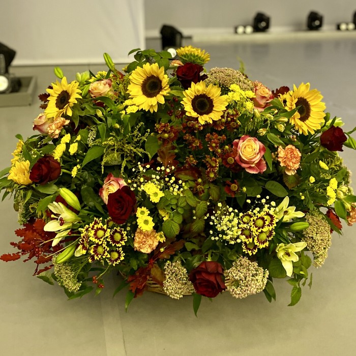 Большая корзина с цветами