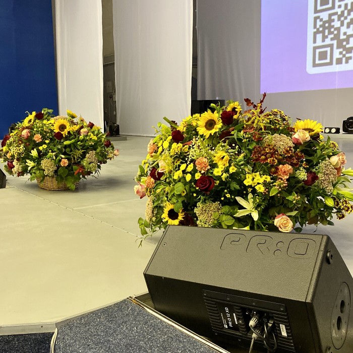 Большая корзина с цветами