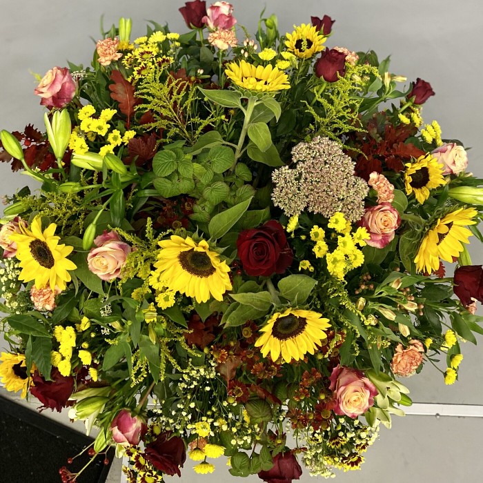 Большая корзина с цветами