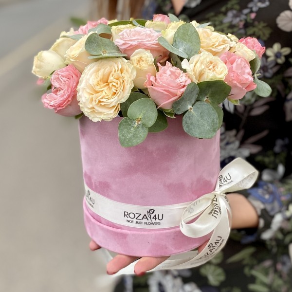 Дуэт пионовидных роз в коробке