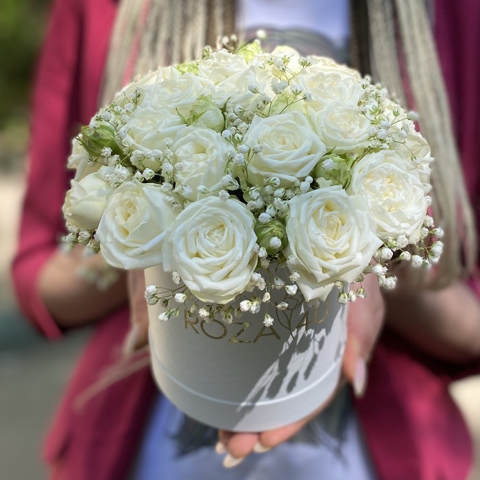 Пионовидные розы с гипсофилой в коробке